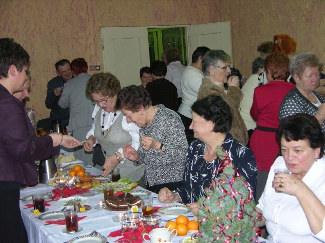 Klub Seniora Zacisze w Skierniewicach zorganizował opłatkowe spotkanie. Odbyło się we wtorek, 17 grudnia, w Klubie Konstancja. Było wspólne śpiewanie kolęd, życzenia i upominki od zaproszonych gości, a przed wieczerzą wigilijną każdy wziął do ręki opłatek i dzielił się nim z wszystkimi obecnymi.