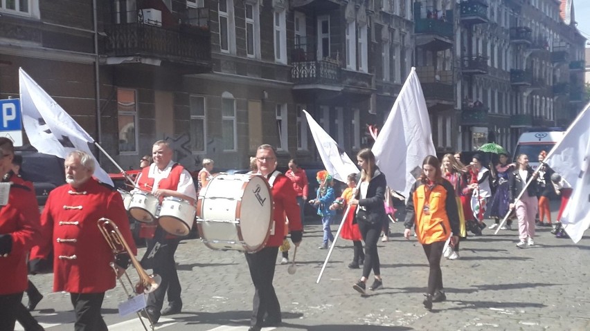 Korowód Miasto to Teatr. Artyści przeszli ulicami Szczecina