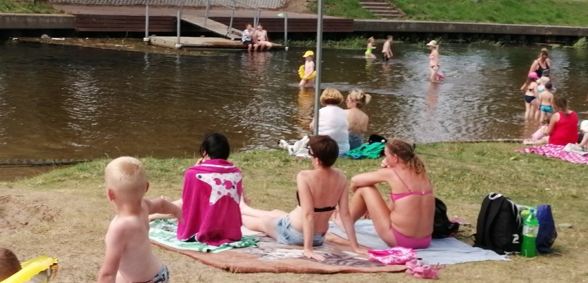 Kąpielisko w Pruszczu Gdańskim nad Radunią przyciągnęło mieszkańców. Gdzie jeszcze można się kąpać |ZDJĘCIA
