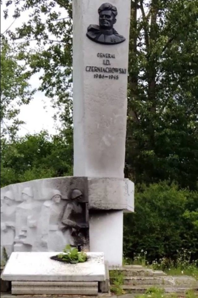 Pomnik gen. Iwana Czerniachowskiego w Pieniężnie