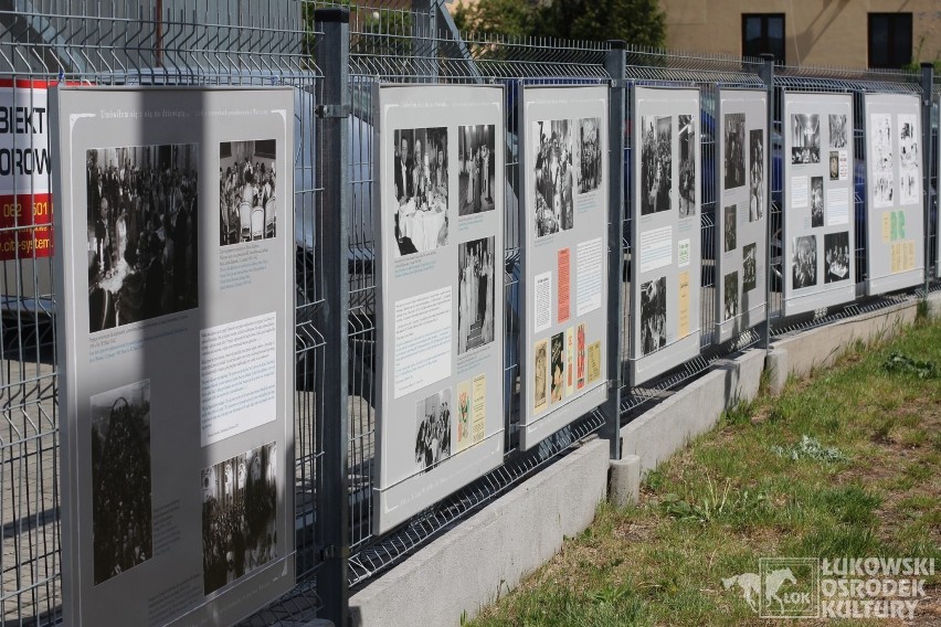 Przechodnia wystawa na ogrodzeniu Łukowskiego Ośrodka Kultury. Zobacz zdjęcia