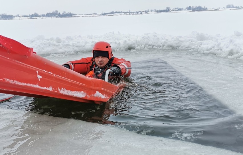 Strażacy z powiatu zamojskiego przeprowadzili ćwiczenia na lodzie. Zobacz zdjęcia