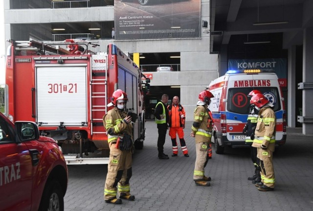 Mail z groźbami podłożenia ładunku wybuchowego i rozpylenia gazu dostała jedna z polskich sieci kin. W związku z tym także świętokrzyskie służby w piątek po godzinie 19 sprawdzały, czy groźby mogą być prawdziwe. Kina sieci, której grożono, mieszczą się w Kielcach i Starachowicach. W obu przypadkach nie zdecydowano się na ewakuację. Na zdjęciu strażacy, policjanci i ratownicy przed kielecką Galerią Echo.

WIĘCEJ O AKCJI W GALERIACH NA KOLEJNYCH SLAJDACH