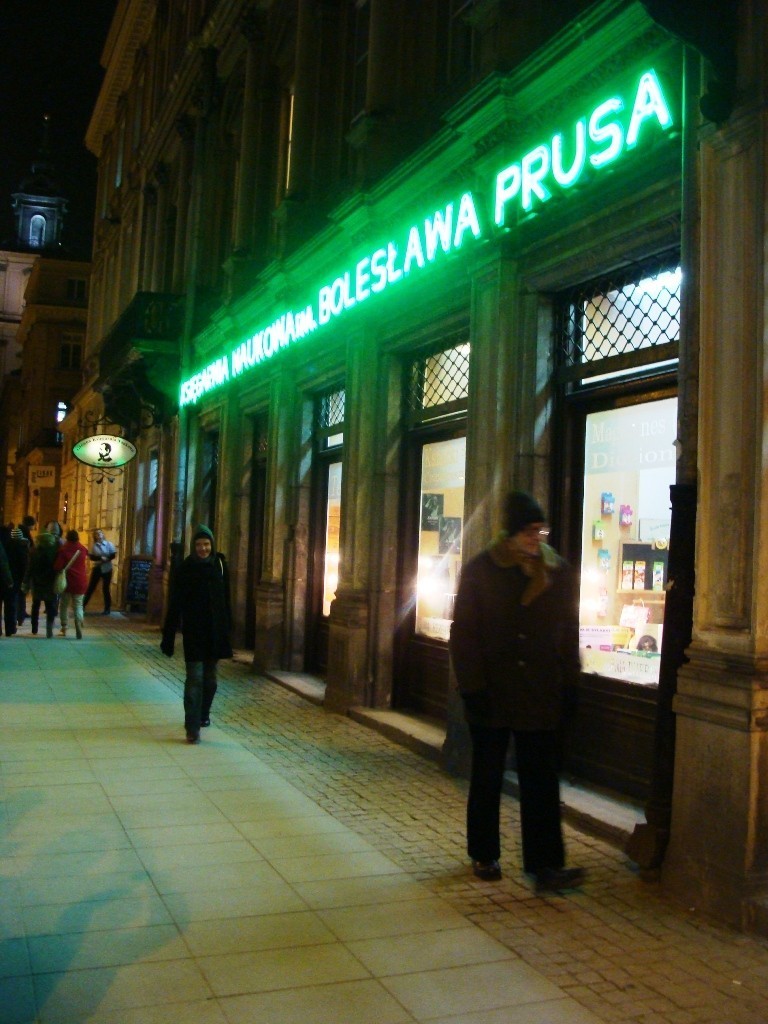 Neon wraca nad Księgarnię &quot;Prusa&quot; po 40 latach [ZDJĘCIA] [FILM]