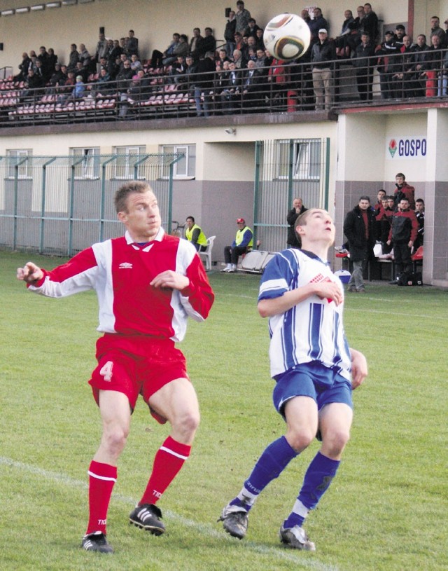 O piłkę walczy Artur Szymczyk z SAS Unia (z lewej)