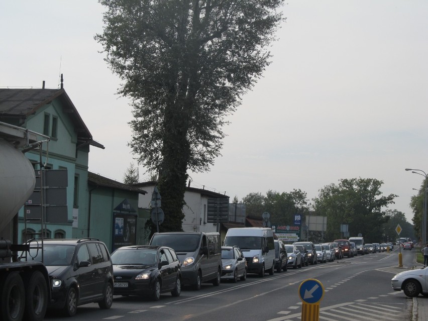 Trwa remont przejazdu w Leśnicy. Kierowcy stoją w korkach