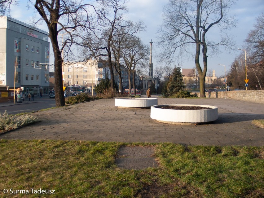 Tak 15 lat temu w Stargardzie stawiano pomnik Jana Pawła II. Przyjazd, montaż i odsłonięcie. ZDJĘCIA 