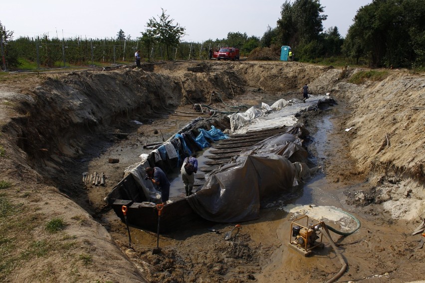 Szkuta wiślana w Czersku. Sensacja archeologiczna, to największy taki wrak w tej części Europy [ZDJĘCIA]