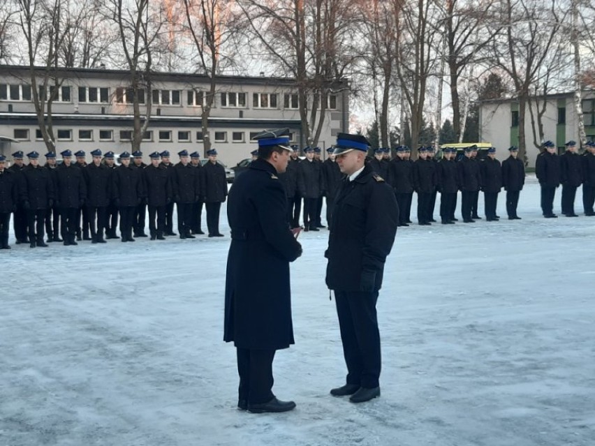 Kadet Młocek (po prawej) zaslużył na awans na stopień...