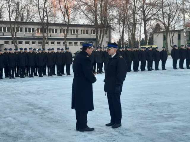 Kadet Młocek (po prawej) zaslużył na awans na stopień starszego strażaka.