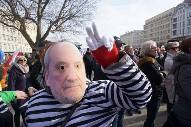 KOD znów manifestował w Poznaniu
W południe rozpoczęła się manifestacja KOD w Poznaniu. Tym razem w obronie sądów i trybunałów demonstrowano na placu Wolności. 

Więcej: KOD znów manifestował w Poznaniu [ZDJĘCIA] 