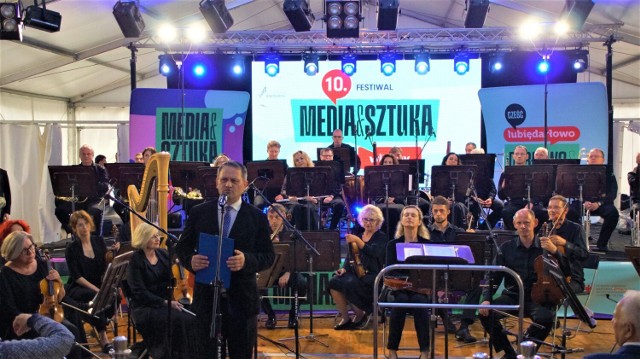 Pierwszy dzień 10. Festiwalu Media i Sztuka w Darłowie. Na scenie Orkiestra Symfoniczna Filharmonii Koszalińskiej