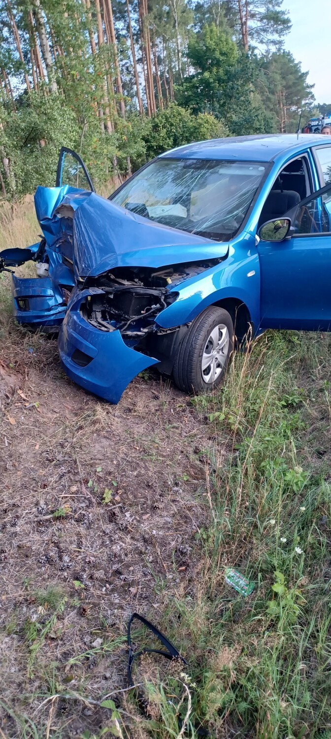 Kolejny wypadek w okolicach Kuźnicy Zbąskiej. Samochód uderzył w drzewo