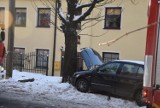 Wałbrzych: Na ul. Lotników auto wjechało w drzewo. Dwie osoby trafiły do szpitala!