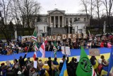 Ulicami Warszawy przeszła manifestacja "2 lata w obronie Ukrainy i Europy". Organizatorzy przypomnieli o ofiarach reżimu Putina