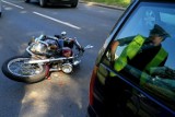 Wypadek w Zamościu pod Bydgoszczą. Motocyklista zderzył się z osobówką [zdjęcia]