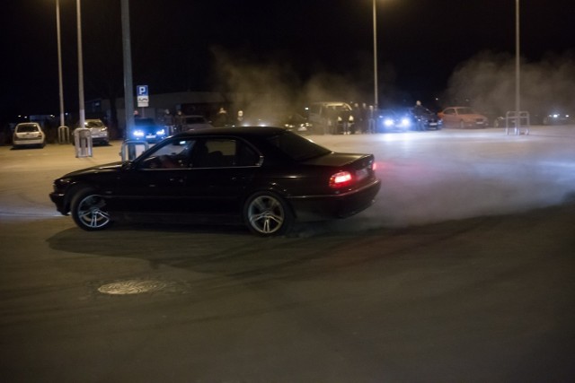 Amatorzy rajdów samochodowych za tor wyścigowy często przyjmują duże parkingi marketów i centrów handlowych. Jednym z takich miejsc jest parking pod sklepem popularnej sieci dyskontów na Ursynowie. Okoliczni mieszkańcy uskarżają się, że nocna szarża niespełnionych rajdowców powtarza się nagminnie i generuje nieznośny hałas. Kres tej sytuacji postawić ma sklep Biedronka – właściciel rzeczonego parkingu. Szczegóły w artykule poniżej.