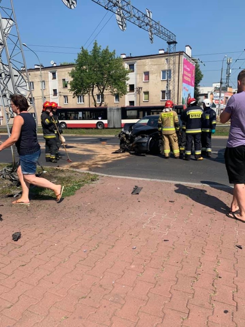Dąbrowa Górnicza: kierowca zasłabł. Auto uderzyło w bramownicę na rondzie na Redenie [ZDJĘCIA]