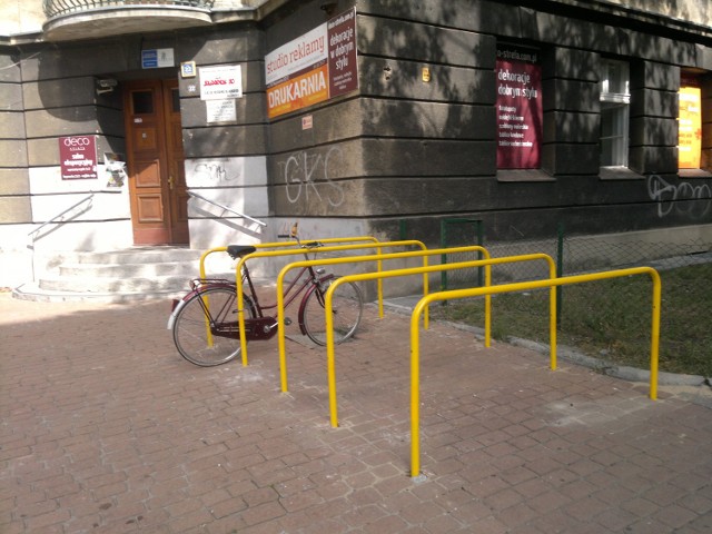 Pierwsze stojaki/barierki przy ul. Reymonta