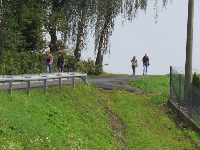 Mieszkańcy pieszo pokonują kilometry do innych miejscowości, by dostać się do szkoły lub pracy. Kursy do Krakowa zlikwidowano, do Wadowic jest tylko jedno połączenie.