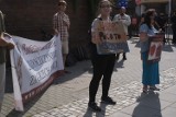 Przed szpitalem na Polnej odbyły się dwa protesty jednocześnie - przeciw i w obronie aborcji