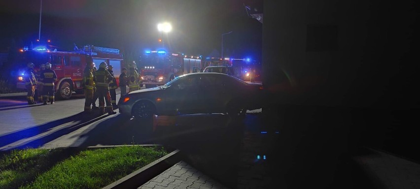 W środku nocy 31-letni kierowca uderzył w budynek handlowy. Mężczyzna był pijany, dodatkowo nie posiadał prawa jazdy. Trafił do aresztu