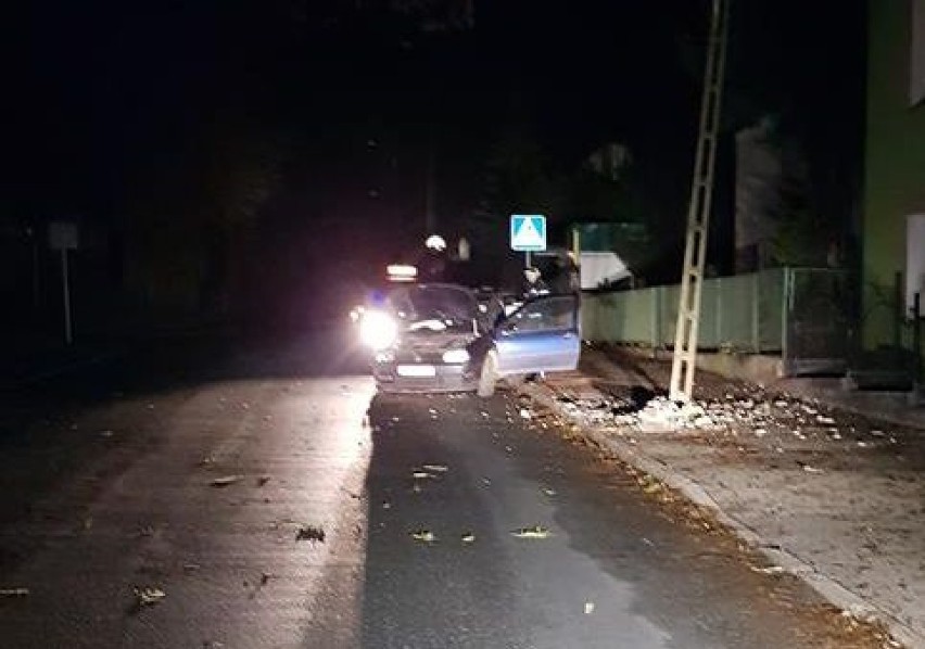 Na ulicy Szkolnej w Lipnie pijany kierowca uderzył w słup i zaczął uciekać [zdjęcia]