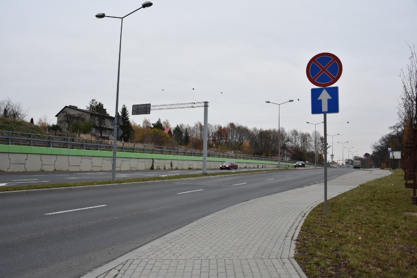 Chociaż ulica Spokojna jest dwujezdniowa, obowiązują na niej...