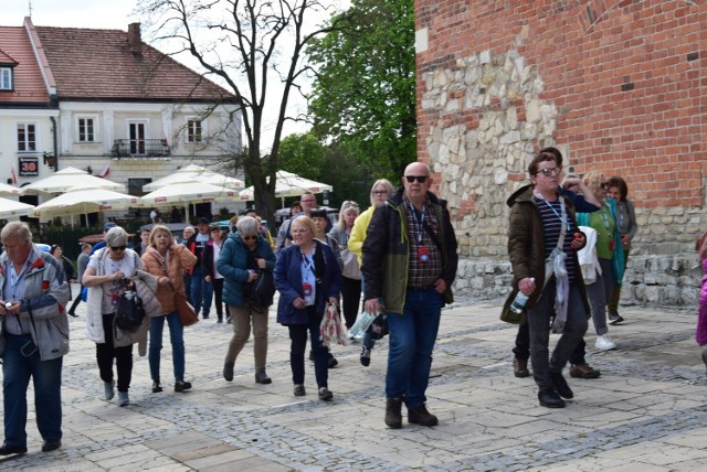 Pierwszy dzień  majówki w Sandomierzu  pokazał, że Sandomierz nadal cieszy się  zainteresowaniem turystów i jest chętnie przez nich odwiedzany.