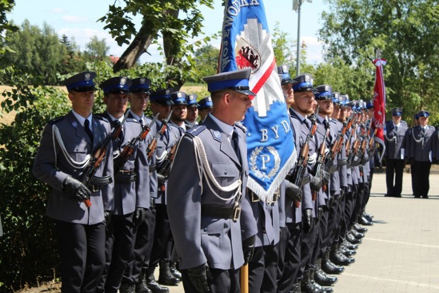 Dla policjantów ich coroczne święto to wyjątkowy dzień - otrzymują wówczas nagrody, awanse i wyróżnienia. Nie inaczej było tym razem - wyjątkowo - w Lisewie.

Wyróżnieni nagrodą motywacyjną przez komendanta głównego policji nadkom. Jana Filarskieg zostali: asp. szt. Jarosław Filipek, asp. szt. Damian Świerczyński, mł. asp. Anita Zielińska, mł. asp. Sławomir Smoleń, sierż. szt. Paulina Kufel. Komendant wojewódzki policji wyróżnił z kolei: mł. asp. Łukasza Tomaszewskiego, mł. asp. Dominika Smolnego, mł. asp. Radosława Bonka oraz sierż. szt. Tomasza Dziewiątkowskiego. 
Natomiast wyróżnieni przez starostę chełmińskiego zostali: asp. szt. Sławomir Chaciński, asp. szt. Tomasz Winiarski, mł. asp. Paweł Pałaszewski.
Grupa policjantów cieszyła się także z awansów na wyższe stopnie policyjne. I tak, na stopień aspiranta sztabowego: Piotr Kobusiński, Marcin Sierocki, Szymon Domalski; na stopień starszego aspiranta: Krzysztof Biernatowski, Grzegorz Brzozowski, Paweł Morawiec, a na  stopień aspiranta: Tomasz Zieliński, Michał Lewandowski, Sebastian Gryszówka, Marek Krawczyk i Piotr Szymański. Na stopień młodszego aspiranta awansowali: Radosław Bonek, Miłosz Cichowski, Michał Grajewski, Sebastian Olech, Paweł Pałaszewski, Rozalia Sawicka, Sławomir Smoleń i Marcin Świadek. Z  awansu na stopień sierżanta sztabowego cieszą się już: Tomasz Dziewiątkowski, Tomasz Fiałek, Daniel Pawłowski, Dawid Piotrowski, Piotr Rosinke i Andrzej Skwiercz, a na stopień starszego sierżanta: Bartosz Kwiatkowski, Karol Wojciechowski. Na stopień sierżanta awansował Paweł Piątkowski, a starszego posterunkowego: Joanna Madej, Magdalena Tomaszewska, Przemysław Buczek, Adam Cieśliński, Jakub Krajewski oraz Karol Krawczyk.



Zobacz także wideo: Wakacyjne utonięcia. Jak zapobiec tragedii?


