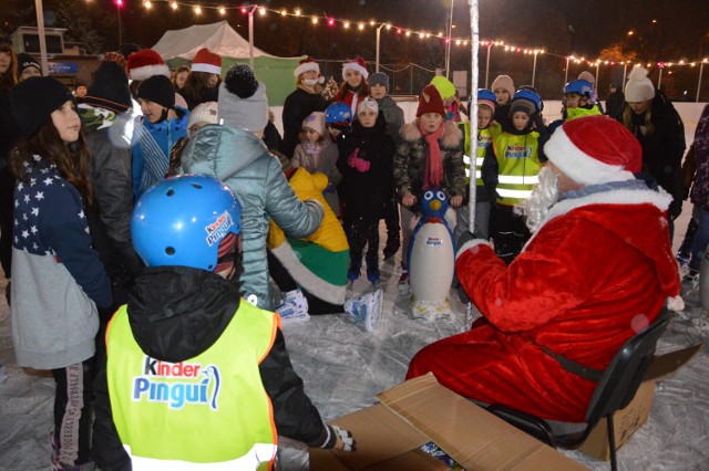Mikołajkowa ślizgawka na lodowisku w Nysie. Mikołaj przyszedł do dzieci z prezentami.