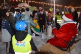 Mikołajkowa ślizgawka na lodowisku w Nysie. Mikołaj przyszedł do dzieci z prezentami