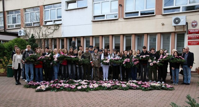 Uczniowie Zespołu Szkół Ekonomicznych w patriotycznej akcji powędrowali na Cmentarz Partyzancki w Kielcach.
