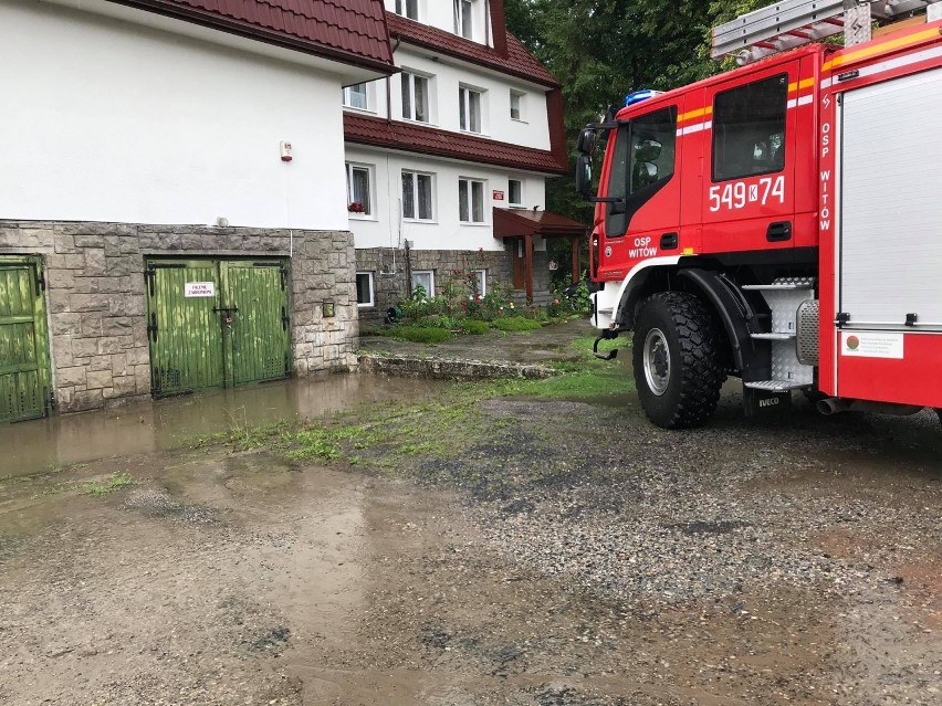 Podhale. Podtopienia po ulewie. Strażacy pod Tatrami wypompowywali wodę z zalanych domów