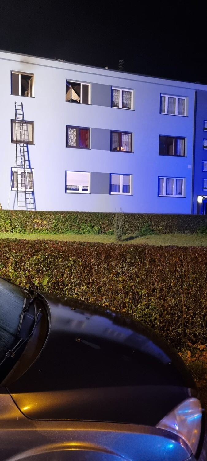 Pożar mieszkania w miejscowości Łubie - na miejscu służby OSP, JRG, pogotowie ratunkowe i policja
