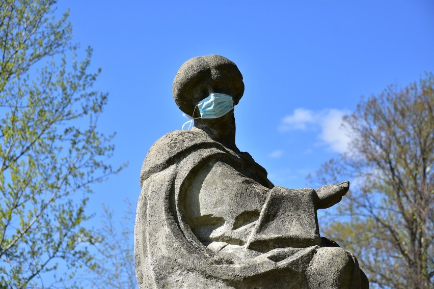 Zdjęcie pomnika Chopina w Żninie, z założoną maseczką z 2020...