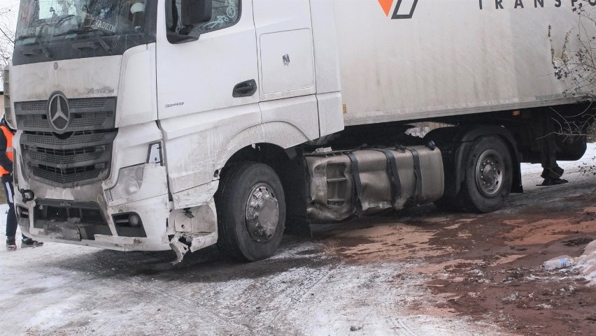 Powiat inowrocławski. Po zderzeniu ciężarówki z osobówką w Rożniatach na drogę wylało się paliwo. Zobaczcie zdjęcia z miejsca zdarzenia