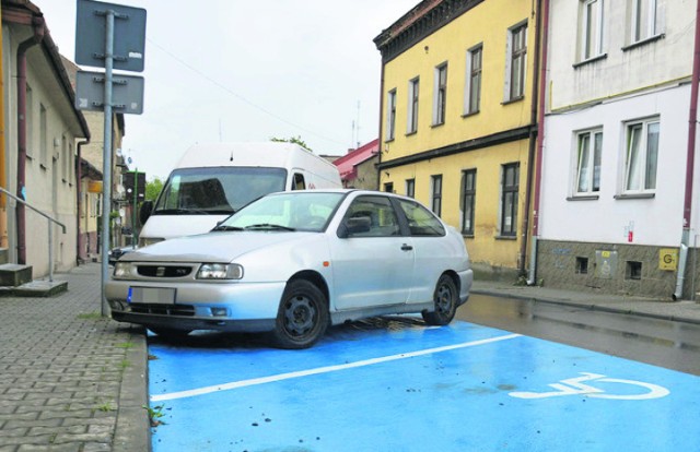 Niepełnosprawni w Bochni teraz łatwiej znajdą parkingi dla siebie