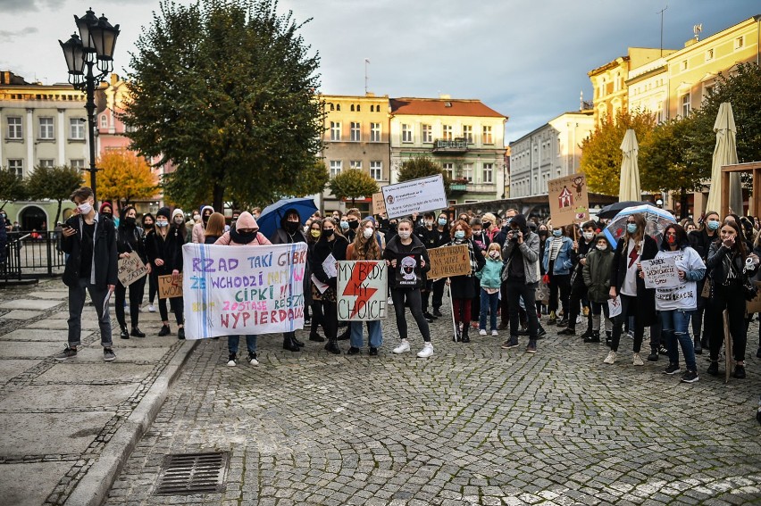 Marsz w ramach strajku kobiet 28.10.2020 w Lesznie