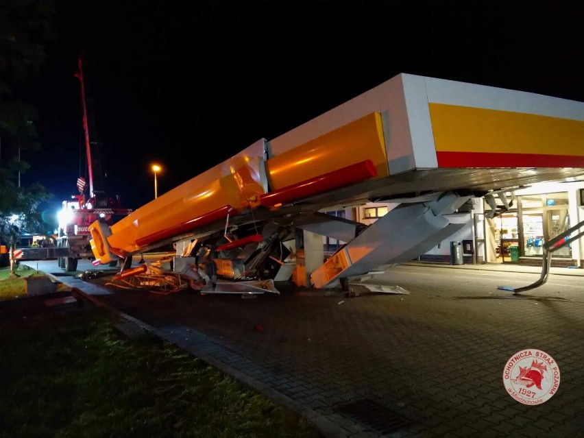Ciężarówka wjechała w stację benzynową w Miedzichowie. Straty sięgnęły 1 mln złotych! 