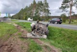 Wypadek w Kątach Opolskich. Osobowy opel dachował, dwie osoby trafiły do szpitala