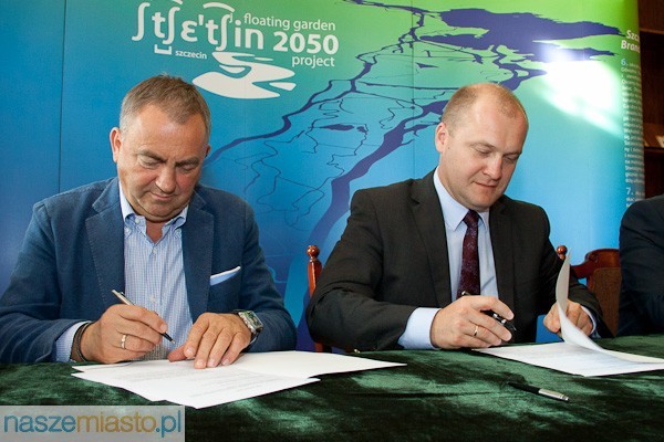 Mirosław Przedpełski i Piotr Krzystek podpisują list intencyjny