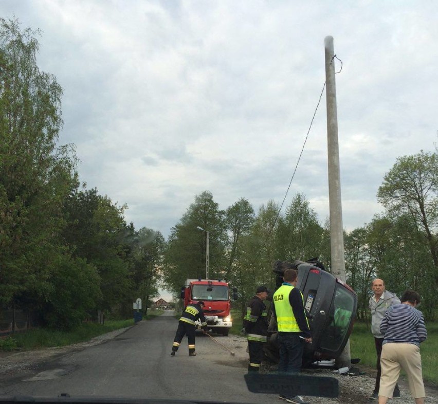 Wypadek na drodze z Łaziska do Zaborowa. Poszkodowana kobieta i dziecko [ZDJĘCIA]