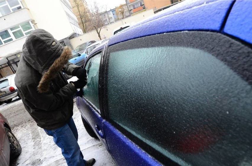 Śląskie: Ślisko na drogach i chodnikach! To zasługa marznącej mżawki