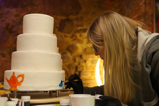 W ruinach zamku krzyżackiego w Toruniu odbyła się pierwsza edycja Cake Art Festival. Podczas wydarzenia toruńscy artyści, którzy na co dzień niewiele mają wspólnego z cukiernictwem, ozdabiali kilkupiętrowe torty. Uczestnicy festiwalu mieli też okazję wziąć udział w warsztatach dekorowania słodkości. Obejrzyjcie naszą fotorelację!