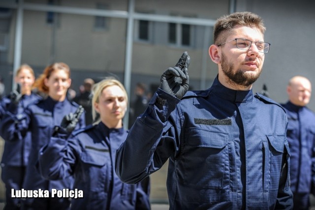 W tym tygodniu, 16 nowych funkcjonariuszy złożyło ślubowanie. Podczas uroczystości wyróżniono także doświadczonych policjantów, którzy w swojej służbie wykazywali się profesjonalizmem i zaangażowaniem. Zobacz zdjęcia >>>


Lubuska policja przyjęła w swoje szeregi 16 nowych funkcjonariuszy. Już niebawem adepci trafią na kurs podstawowy do szkoły policyjnej, gdzie poznają tajniki służby. Następnie czeka ich proces adaptacyjny i wreszcie służba w swojej macierzystej komendzie. 

Ślubowanie miało uroczysty przebieg. Do zgromadzonych przemówił inspektor Jarosław Pasterski, komendant wojewódzki policji i Władysław Dajczak, wojewoda lubuski. 

Wyróżniający się funkcjonariusze otrzymali odznaczenia państwowe oraz resortowe. Był to także szczególny dzień dla jednego z lubuskich stróżów prawa, który odebrał akt mianowania na pierwszy stopień oficerski.



Wideo: Mała sarna utknęła w ogrodzeniu w centrum Nowej Soli. Z policyjnego bagażnika wyskoczyła prosto do lasu!
