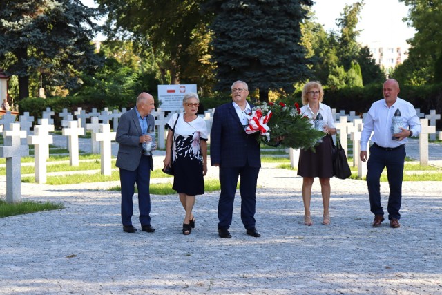 W Łęczycy władze miasta oraz radni miejscy złożyli kwiaty i znicze przy grobach poległych żołnierzy.