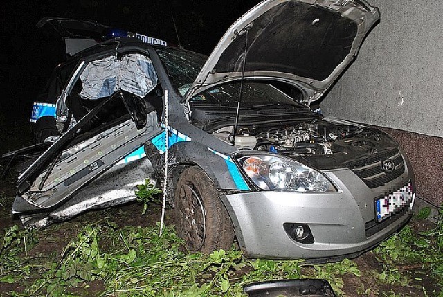 Wypadek w Stalowej Woli. Do wypadku doszło na skrzyżowaniu ulicy 1000-lecia i Sikorskiego. Ze wstępnych ustaleń policjantów i prokuratora wynika, że w bok jadącego ulicą 1000-lecia oznakowanego policyjnego radiowozu kia wjechał 18-letni kierowca samochodu marki Honda Civic. Siła uderzenia była tak duża, że policyjny radiowóz został zepchnięty z drogi na teren posesji. 

 Czytaj także:  Wypadek w Cergowej. Zginął kierowca mazdy