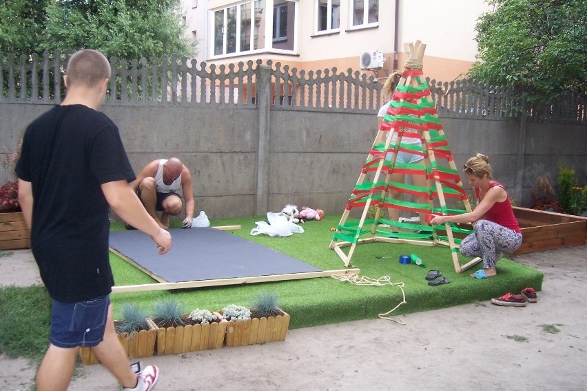 Podwórko przy  Pułaskiego - mini ogród i plac zabaw