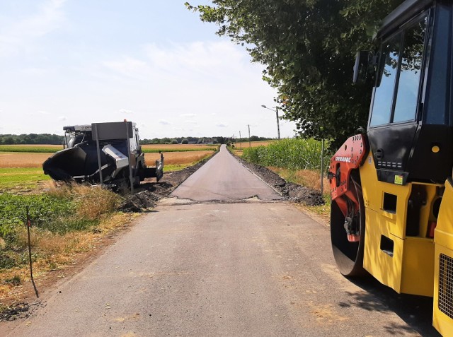 Rozpoczęły się prace nad przebudową kolejnego odcinka drogi z Pakosławia w kierunku Chraplewa. Wykonawcą inwestycji jest firma Całus z Borui Nowej